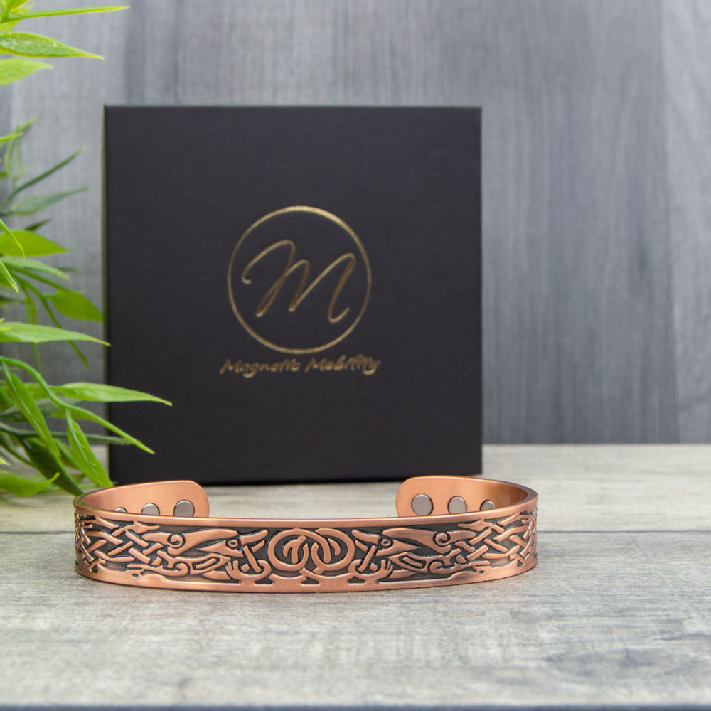 Magnetic Mobility Clover Copper Bracelet – presentation view – bracelet inside branded black gift box