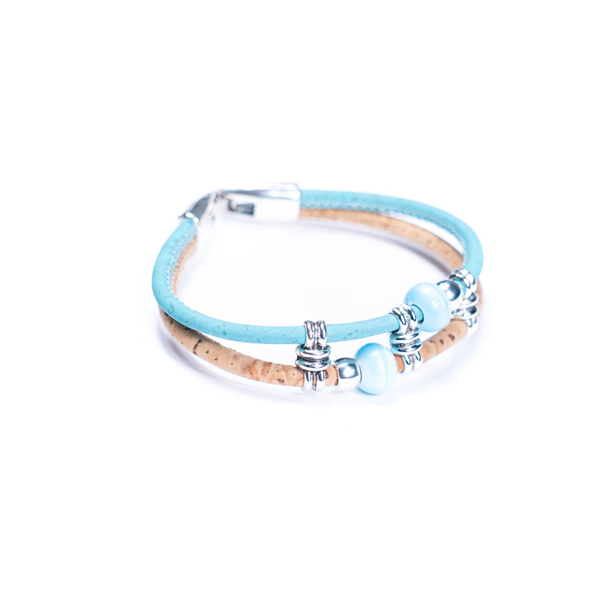 Meninas Bonitas Cork Colourful Ceramic Bead Handmade Bracelet 18x1cm – detail – light blue cork bracelet featuring two light blue marbled ceramic beads, front view.